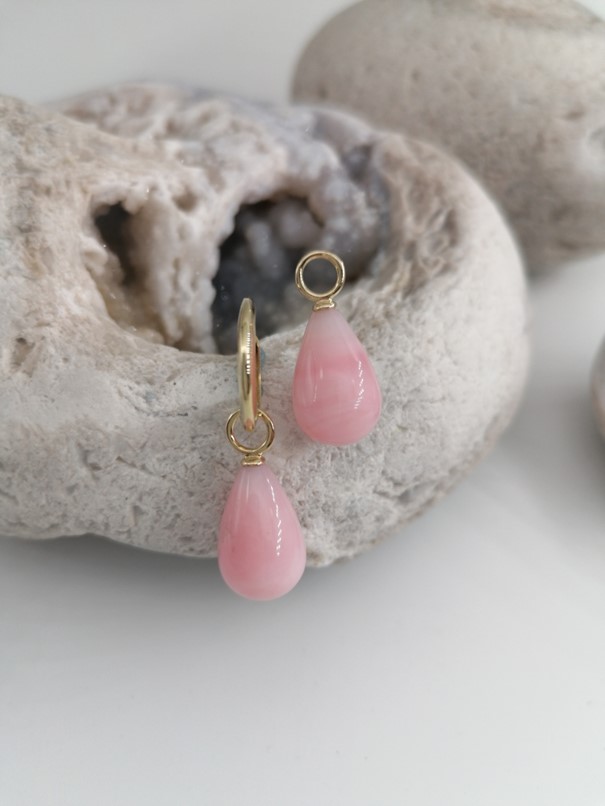 Kobu Parels gouden creoolhangers met roze opaal in druppelvorm (excl. oorringen)