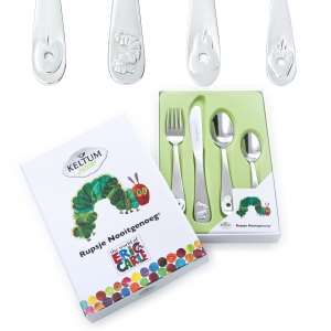 De Bestek Rupsje Nooit Genoeg (modelnummer KS068-4) is perfect voor geboorteartikelen. Dit kleurrijke bestek is ideaal voor jonge kinderen om te leren eten. De vrolijke rupsdesign maakt het aantrekkelijk voor kleintjes. Het bestek is gemaakt van veilige materialen en is gemakkelijk vast te houden door kleine handjes. Perfect te gebruiken bij elke maaltijd om eetmomenten leuk te maken!