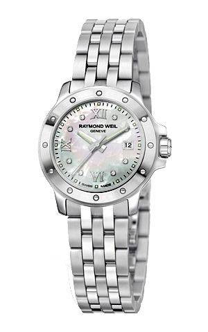 Met 8 diamanten en een delicate parelmoer wijzerplaat biedt dit tango klassieke diamanten stalen quartz armbandhorloge een unieke look en feel. Het tango klassieke dameshorloge van diamantstaal quartz wordt geleverd met een slanke roestvrijstalen polsband en behuizing. Waterbestendig tot 100 meter met een krasbestendig oppervlak, het biedt duurzaamheid in een comfortabel en stijlvol armbandhorloge. Een wijzerplaatdiameter van 28 millimeter en een quartz uurwerk, alles verpakt in een luxe verpakking, houden de tijd bij met het gemakkelijk afleesbare analoge display. Met het datumvenster op 3 uur kunt u zowel de datum als de tijd in één simpele blik op de pols controleren. Bescheidenheid en elegantie zijn de belangrijkste principes van deze moderne klassieker.