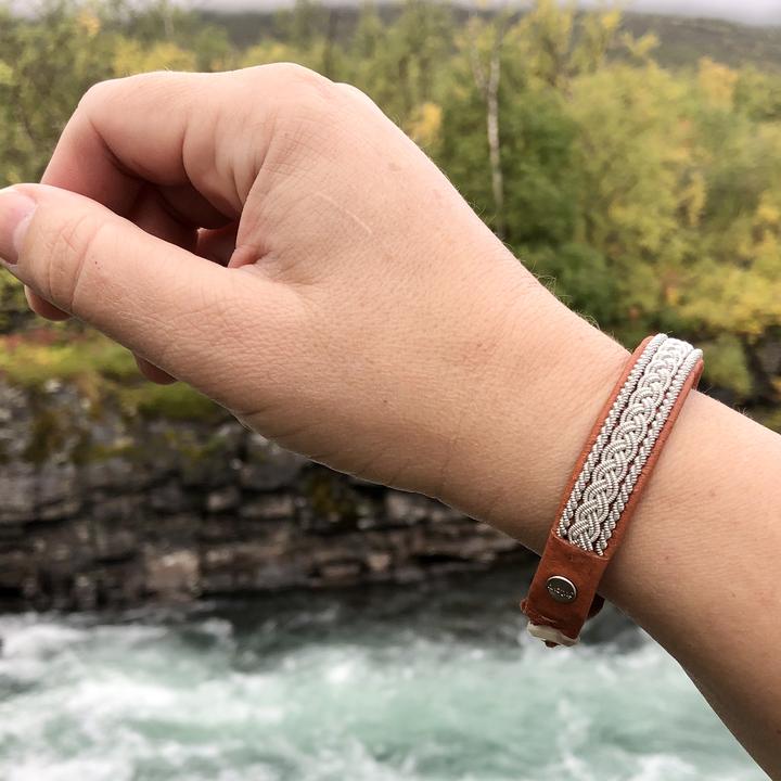 Julevu Sami Bracelet gemaakt van zilver-tindraad en leer en gewei van eland en rendier; kleur cognac