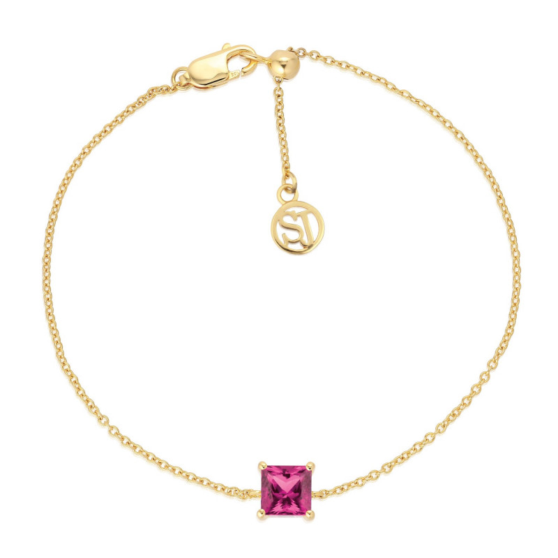 Deze prachtige armband met artikelnummer SJ-B42274-PKCZ-YG is afkomstig van het merk Sif Jakobs. Deze armband valt onder de Ellera (Sif Jakobs)-collectie.

Met een maat van 19 cm kan deze armband door de meeste dames op de perfecte lengte gedragen worden. Zo kan deze mooie armband gedragen worden door dames van veel verschillende leeftijden. De armband heeft een schitterende ankerschakel, die goed met meer ankerschakels of andere schakeltypen gecombineerd kan worden. De hangerbreedte is 4 mm. De hangerhoogte is 4 mm. Zo is deze armband het stralend middelpunt van elke garderobe.

Doordat deze armband in het zilver verguld  is uitgevoerd, heeft hij een prachtige luxe uitstraling die elke outfit net dat beetje meer geeft. Een mooi glanzend oppervlak is vervolgens de kers op de taart. De karabijnsluiting heeft een mooi formaat, en is erg stevig en makkelijk in gebruik.

Ingezet met prachtige zirkonia voegt deze armband aan elke dag een beetje pracht en praal toe. De kleur van de zirkonia is roze, mooi voor zowel casual momenten als bijzondere gelegenheden.

Het bijpassende sieradendoosje waarin deze armband geleverd wordt, is perfect geschikt om de armband altijd weer netjes in op te bergen en zorgt voor een veilige verzending. Onze luxe verzenddoos maakt het ontvangen van deze armband bovendien tot een echt feestje, en minimaliseert daarnaast ook nog eens de kans op beschadigingen onderweg. En bent u van plan iemand te verrassen met een mooi cadeau? Overweeg tot slot dan ook eens onze speciale geschenkverpakking.