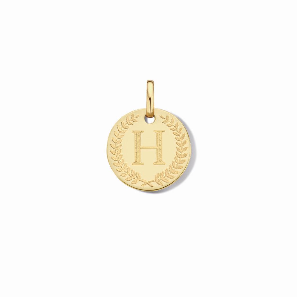 De Minitials Kleine Olijftak Bedel is aan 1 kant gegraveerd met het unieke Minitials olijftak ontwerp en een initiaal naar keuze. Voeg de bedel toe aan jouw favoriete Minitials ketting, armband of oorbel. 