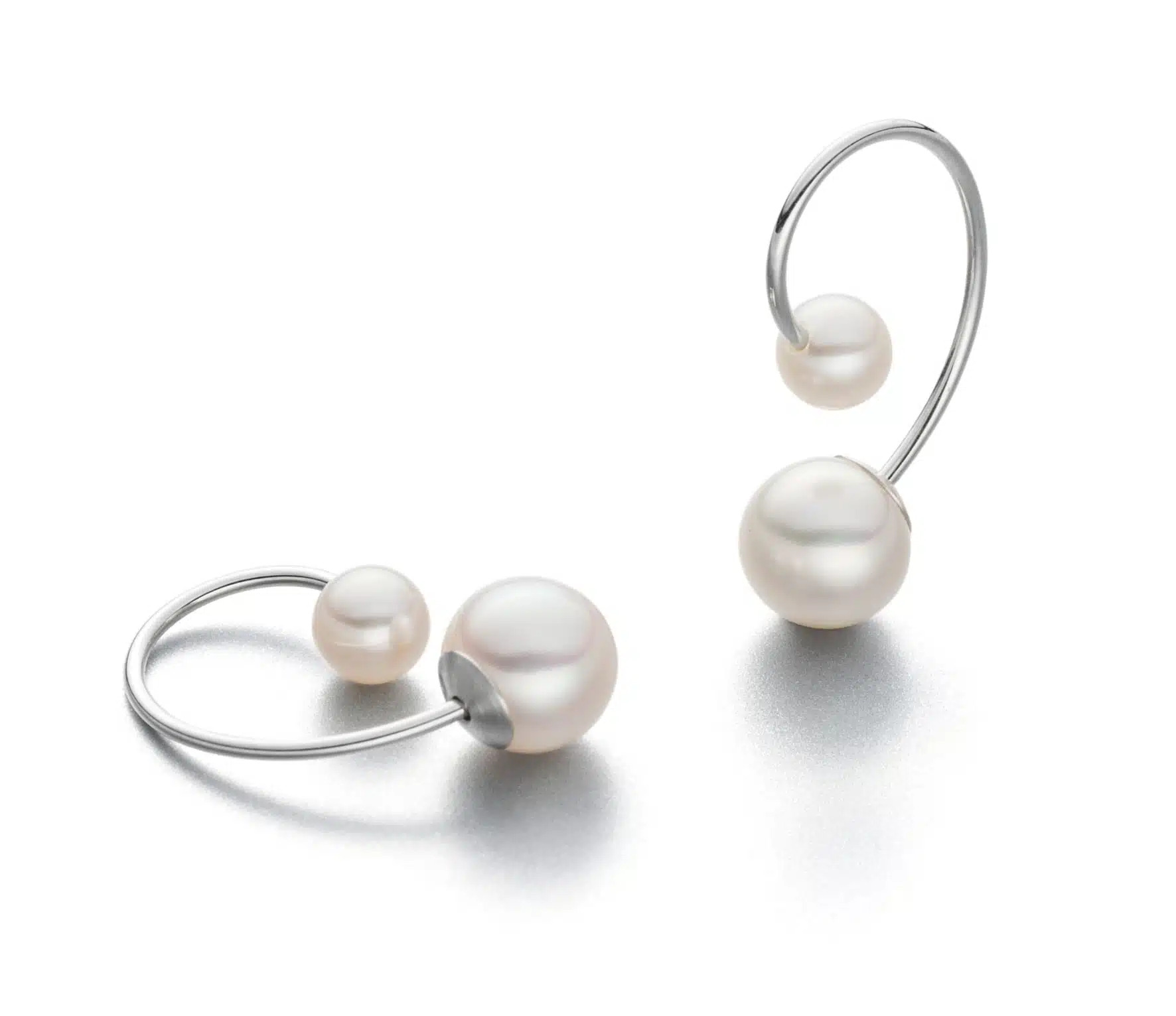 Een paar 925/1000 zilveren oorringen Eva Strepp model Swing met parels