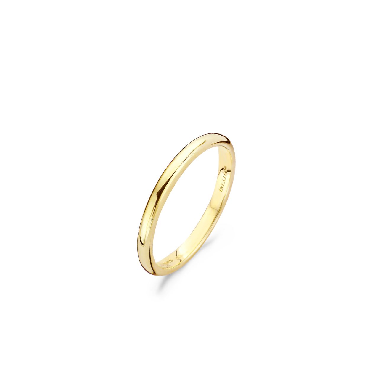 De 14 karaats gouden ring met referentie 1117YGO is gemaakt van geel goud.  
De rechte halfronde band is twee millimeter breed.
De ze tijdloze ring kan goed gecombineerd worden met andere aanschuifringen,  maar is ook los te dragen. - Wear your Blush