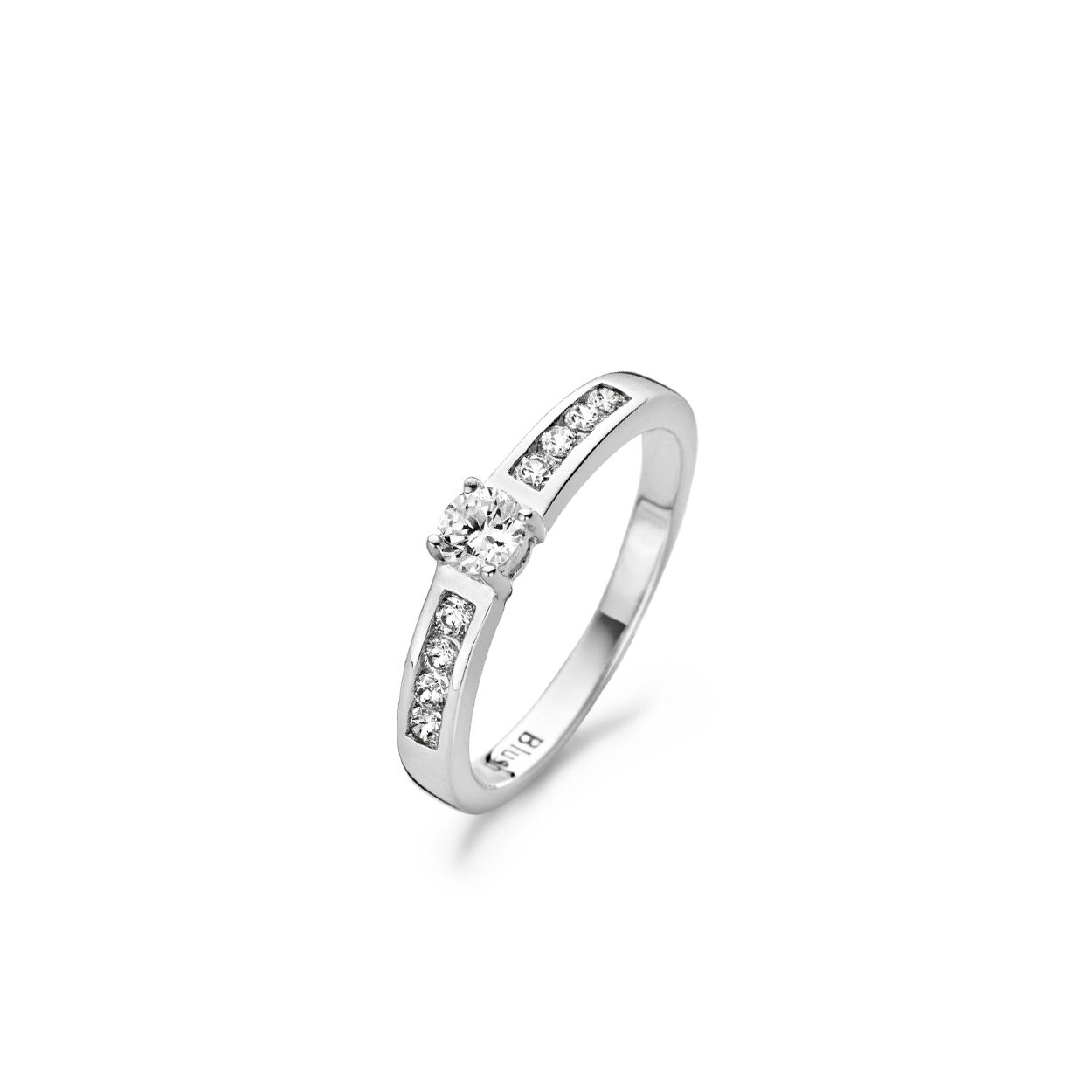 Deze moderne 14k witgouden ring heeft een grote zirkonia van 4 mm doorsnede in chatonzetting in het midden en kleine zirkonia’s in pavézetting in de band. De band is 3,2 mm breed. Mooi op zichzelf of in combinatie met andere sieraden met zirkonia 
