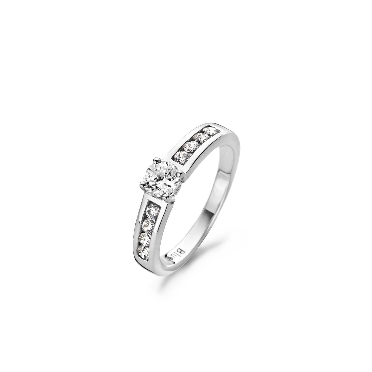 De grote 5 millimeter Zirkonia in deze klassiek-elegante ring met wordt vergezeld door acht briljant geslepen die verzonken gezet zijn in de rechte band. Draag deze 3,6 millimeter brede witgouden ring solitair als elegant statement, of gecombineerd met meerdere witgouden Zirkonia sieraden voor een meer opvallende look .
