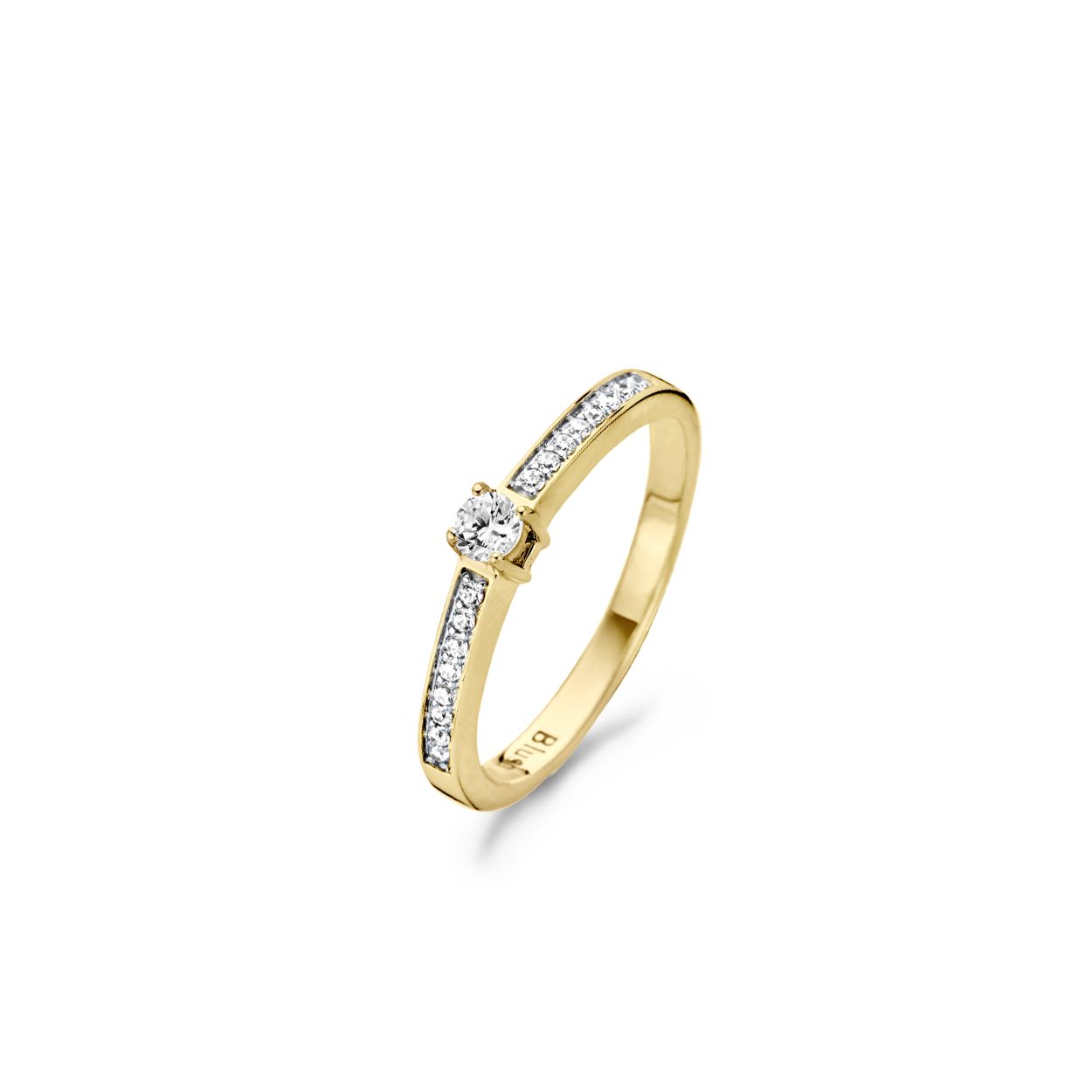 Deze klassieke 14k geelgouden ring heeft een grote zirkonia van 3 mm doorsnede in het midden en kleine zirkonia’s in een witgouden pavézetting in de band. De band is 2,3 mm breed. De ring kan mooi gematcht worden met andere ringen uit onze collectie.