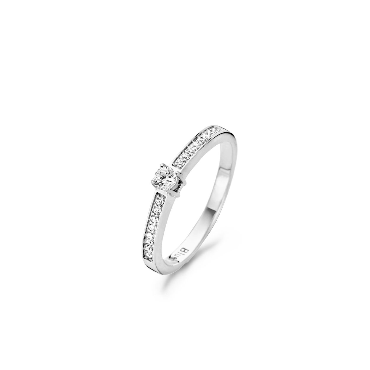 Deze klassieke 14k witgouden ring heeft een grote zirkonia van 3 mm doorsnede in het midden en kleine zirkonia’s in pavézetting in de band. De band is 2,3 mm breed. De ring kan mooi gematcht worden met andere ringen uit onze collectie.  