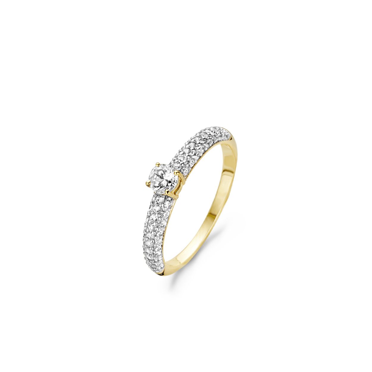 Deze klassieke 14k geelgouden ring heeft een grote zirkonia van 4 mm doorsnede in het midden en kleine zirkonia’s in pavézetting in de band. De band is 2,8 mm breed. De ring kan mooi gematcht worden met andere ringen. 
