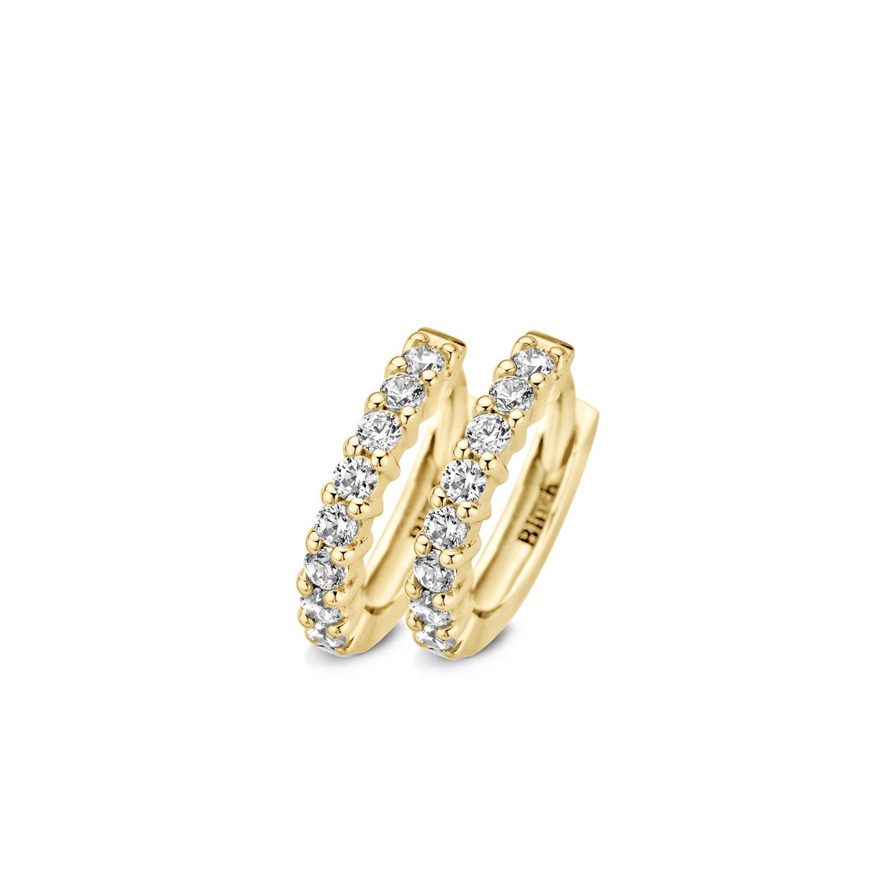 Deze sprankelende oorringen met witte zirkonia hebben een ronde vorm. Ze zijn gemaakt van 14k geelgoud en hebben een dikte van 1,9 mm en een hoogte van 12,5 mm. Prachtig op zichzelf, maar ook heel mooi in combinatie met oorbedels en andere (oor)sieraden uit onze collectie.