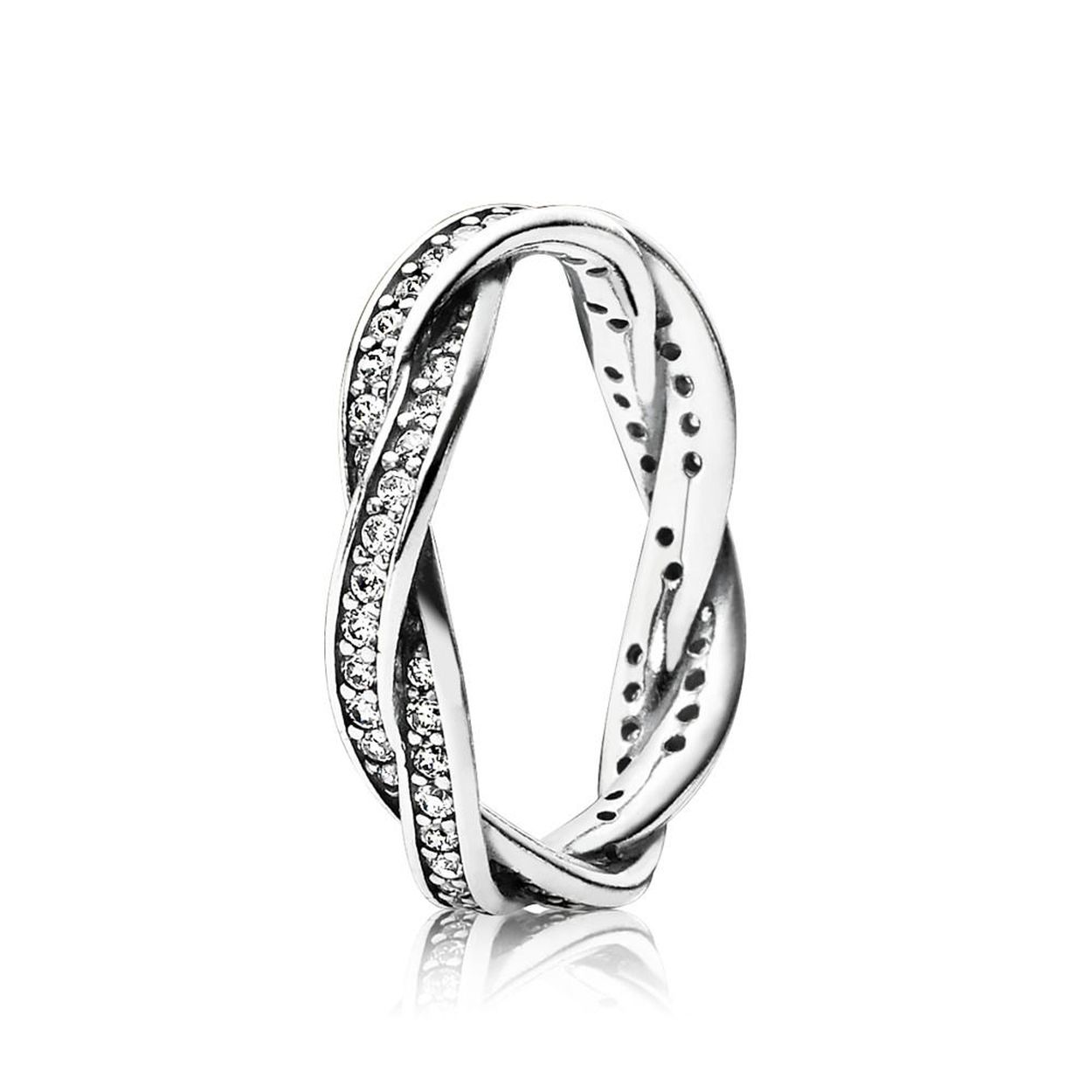 Stijl is voor altijd. Deze sprankelende bandring is gemaakt van sterlingzilver, een van onze drie eigen metalen. De gedraaide lijnen van pavégezette zirkonia's doen denken aan het symbool voor oneindigheid. Draag deze ring waar en wanneer je maar wilt, bijvoorbeeld als symbool voor een bijzondere liefdesband. Of stapel voor een speciale gelegenheid eens meerdere ringen op elkaar!