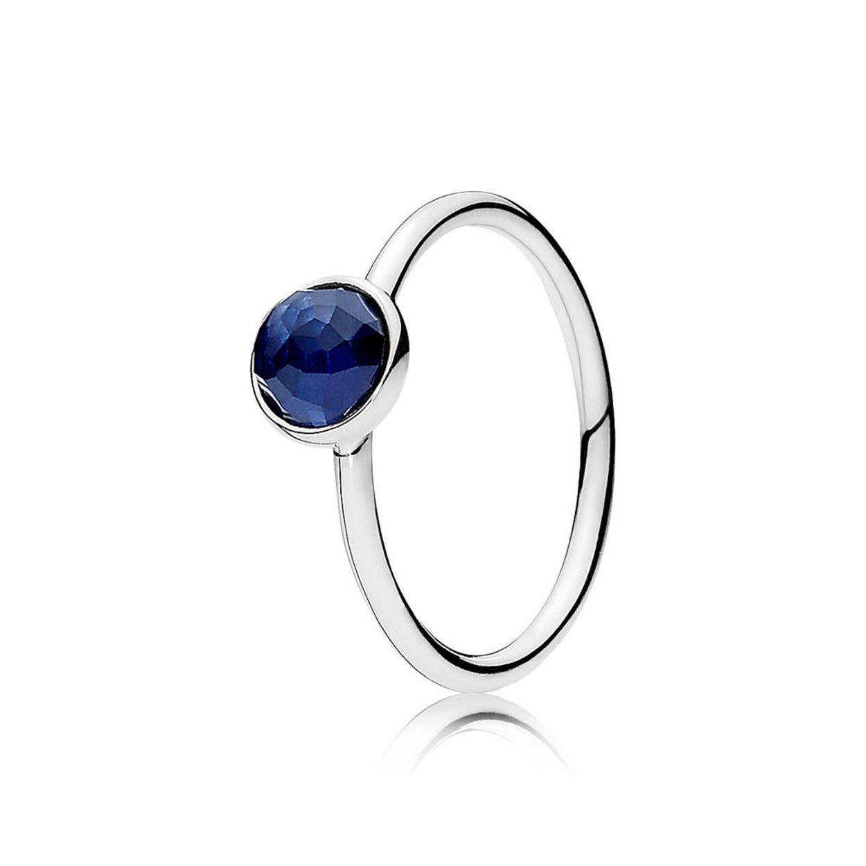 Deze Pandora ring met blauwe steen (modelnummer 191012SSA RGB-54) is gemaakt van sterling zilver en heeft een prachtige blauwe steen in het midden. De ring heeft een elegante en tijdloze uitstraling, perfect om te dragen bij elke gelegenheid. Draag deze ring alleen of combineer hem met andere bijpassende sieraden voor een complete look. Perfect voor dagelijks gebruik of voor een speciale gelegenheid.
