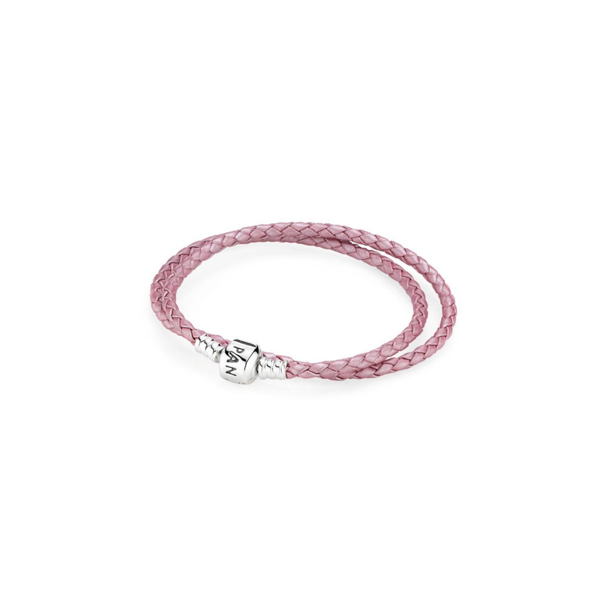 Deze Pandora-armband is gemaakt van sterling zilver en heeft een zachtroze, leren band. Het beschikt over een opvallende sluiting en kan worden gedragen als een statement piece of worden gelaagd met andere armbanden voor een trendy look. Draag het met een casual outfit voor een vleugje elegantie of combineer het met een chique avondkleding voor een verfijnde uitstraling. Met deze armband kun je eindeloos variëren en je persoonlijke stijl laten zien.
