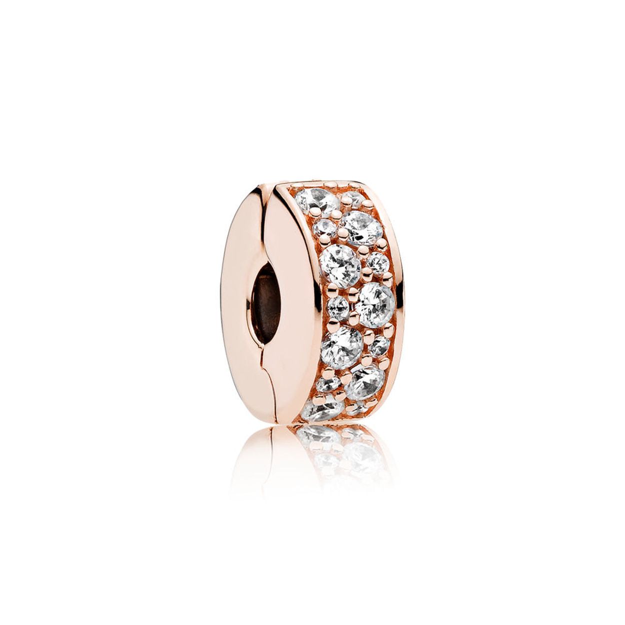 Je hoeft niet te schreeuwen om een sterk statement te maken. Onze clear pavé clipbedel die is verguld met 14-karaat roségoud is een krachtige touch aan je armband en brengt zowel balans als schoonheid. De zirkonia in pavézetting zorgen voor extra glans. Bevestig meerdere aan je armband voor een symmetrische styling of ga voor een minimalistische look met een enkel stuk. Jij bepaalt het allemaal zelf. Deze clipbedel heeft een silicone grip en past niet op de dikkere gedeelten van armbanden met een schroefdraadsysteem (twee bedelverdelers). Deze bedel kan op iedere andere plek op de armband aangebracht worden.