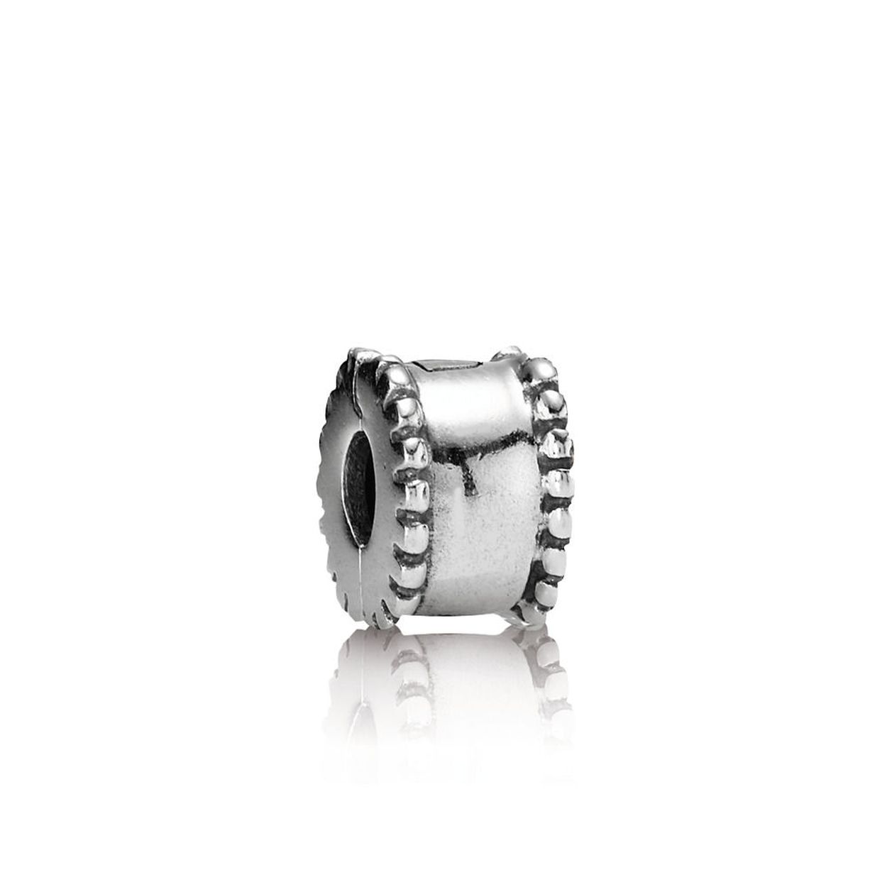 De Pandora Clip 790267 is gemaakt van sterling zilver en heeft een klassiek ontwerp met een fijne afwerking. Deze clip is perfect om je Pandora armband te versieren en ervoor te zorgen dat je bedels op hun plaats blijven. Draag deze clip op je favoriete plek op de armband voor een gepersonaliseerde look. Voeg deze prachtige clip toe aan je Pandora-collectie voor een vleugje elegantie en stijl.