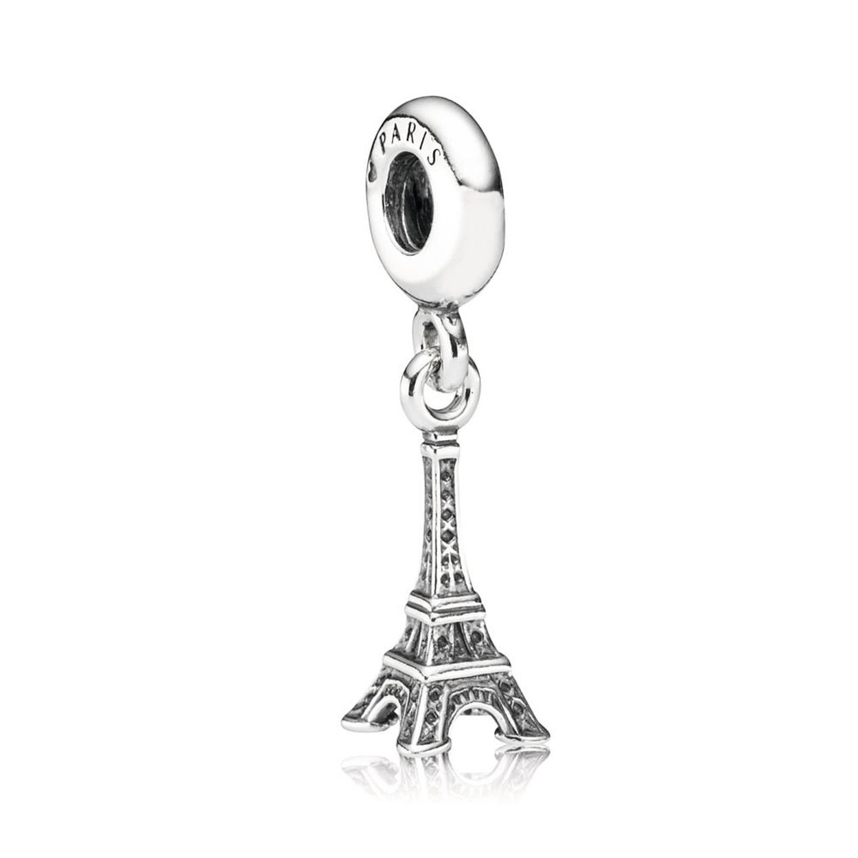 De Pandora Eiffeltoren 791082 is een elegante hanger die de romantiek van Parijs belichaamt. Deze PANDORA-hanger is perfect te combineren met een ketting of armband uit onze collectie, voor een persoonlijke touch. Draag het als een statement stuk of mix het met andere bedels voor een unieke look. Ideaal voor elke gelegenheid.