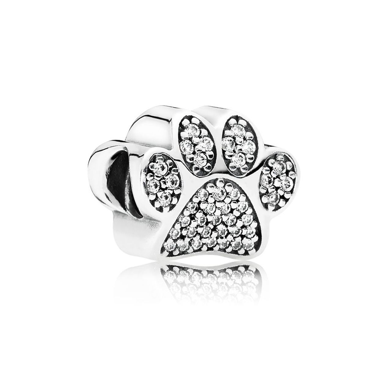 Draag jouw trouwe viervoeter altijd bij je, met deze Pandora bedel van een pootafdruk. Deze schattige bedel is gemaakt van sterling zilver en verfraaid met sprankelende zirkonia's. Hij maakt jouw Pandora collectie lekker speels en is een prachtig cadeau voor elke katten- of hondenliefhebber.