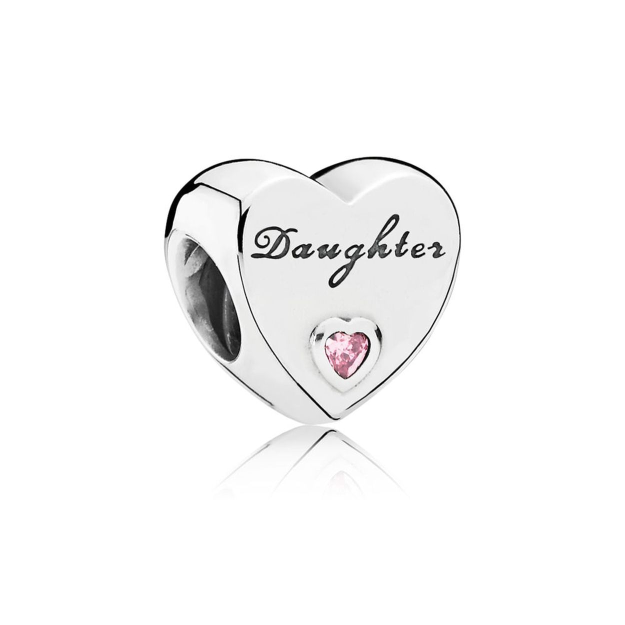 Pandora Moments-bedels zijn gemaakt om uitdrukking te geven aan je liefde voor iets, ergens of iemand. Onze sterlingzilver familiebedel in de vorm van een hart is een viering van de band tussen ouders en dochters. Hij is hoogglanzend gepolijst en deze simpele en toch betekenisvolle stijl is afgewerkt met hartvormige roze stenen en de gravure, 'Daughter'. Vertel jullie bijzondere verhaal met dit betekenisvolle cadeau.