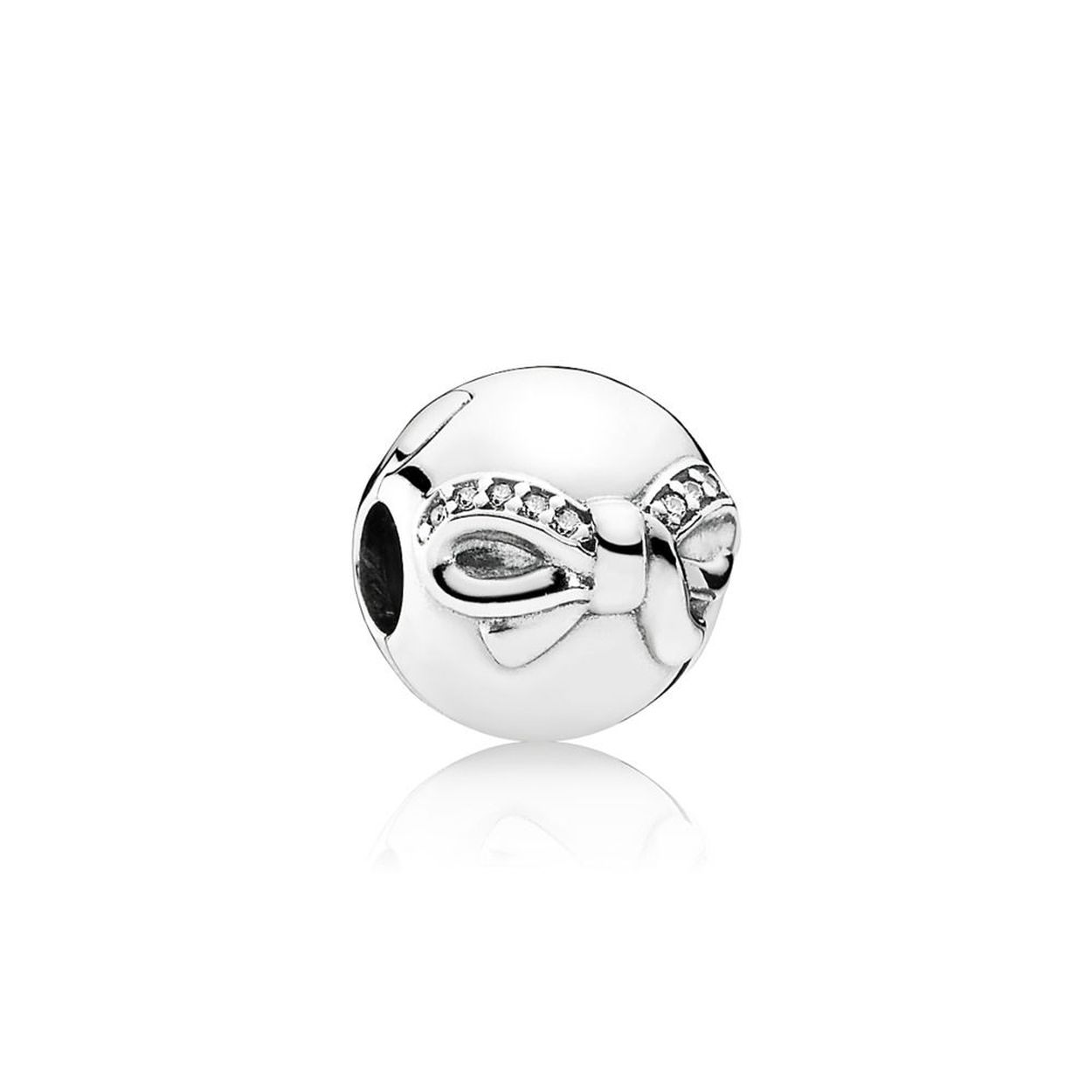 Deze prachtige Pandora Clipper charm heeft een glinsterend ontwerp met zirkonia stenen en is perfect om je armband te personaliseren. De clip past op een Pandora armband en zorgt ervoor dat de bedels op hun plaats blijven. Draag deze charm alleen of combineer hem met andere bedels voor een unieke look. Een must-have voor elke Pandora liefhebber!