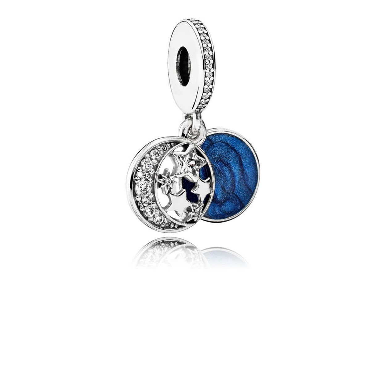 Toon jouw liefde op de mooiste manier met deze magische Moon & Blue Sky hangende bedel. Dit prachtige sieraad van sterling zilver heeft twee dubbelzijdige hangers die zijn gedecoreerd met blauw email, glinsterende zirkonia's en de gravure 'I love you to moon and back.' Draag hem met andere blauwe en zilveren bedels op een slangenarmband of als een enkele hanger aan een Pandora halsketting.