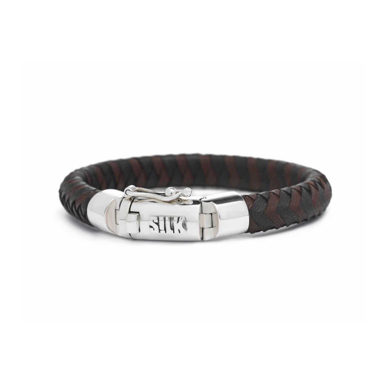 Stoere gevlochten leren armband in bruin met zwart gemixt leer voor zowel dames als heren. De leren armband sluit middels een mooi zilveren SILK slot. Deze armband is in meerdere kleuren verkrijgbaar; zwart, bruin, zwartblauw en olijf. Combineer de verschillende armbanden met elkaar voor een speelse look. De armband wordt in een mooie luxe geschenkverpakking verpakt.