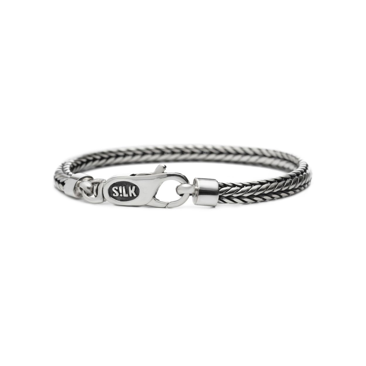 Het nieuwe Zipp collection 333 armbandje heeft een gevlochten ovale Balinese structuur en sluit met een karabijn haak sluiting. Combineer met je horloge of stapel een aantal armbandjes naast elkaar om je look meer body te geven