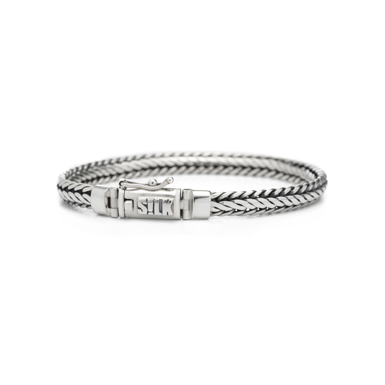De Zipp collection 345 armband van SILK is een zeer mooi smal en fijn zilveren Balinees gevlochten armbandje. De armband heeft een in elkaar geweven structuur waardoor de armband mooi rond om de pols valt. Het armbandje combineert perfect met een Zipp collection ring. De armband wordt in een mooie luxe geschenkverpakking verpakt.