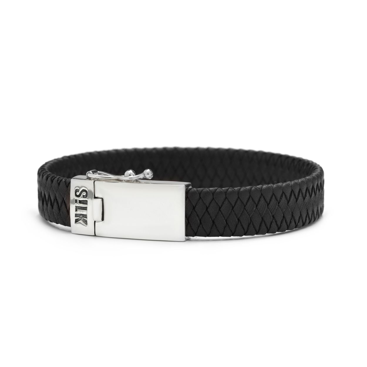 De 841BLK is een fijn gevlochten zwarte leren armband met stevige zilveren sluiting. De armband is gemaakt van 925 sterling zilver en zacht lamsleer, door het soepele leer draagt de armband prettig. De leren armband sluit middels een stevig zilveren bakslot