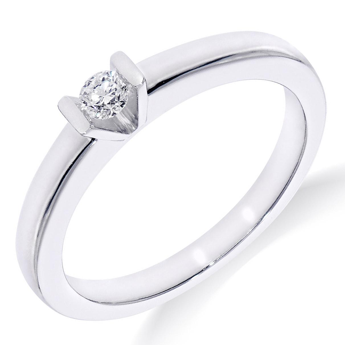 Deze ring van Louis Bros is vervaardigd uit 14 karaat witgoud (3.70 gr.) en is gezet met 1 briljant geslepen diamanten met een totaalgewicht van 0.12 ct.In een solitair sieraad wordt één enkele diamant gezet, die daardoor in het middelpunt van de belangstelling staat. De solitairs zijn klassiek en heel elegant. Ze passen bij elke outfit en zijn tijdloos.

Verkrijgbaar vanaf 0,05crt .
Leverbare goudkleuren: 14/18kts geelgoud, 14/18kts witgoud, 14/18kts roségoud en alle bicolor combinaties.
