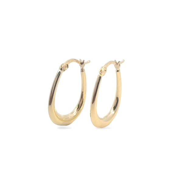 Deze oorringen van Louis Bros zijn vervaardigd uit 14 karaat geelgoud (2.48 gr.). De Oorsieraden hebben een diameter van 26 mm en breedte van 18.5 mm. Deze oorringen vrolijken iedere outfit op. En eindeloos te combineren met andere gouden sieraden. Deze oorringen is stijlvol en gemakkelijk te combineren. De sieraden vormen enerzijds een prachtige basis voor een minimalistische look, of kunnen anderzijds uitgebreid worden met verschillende type sieraden voor een rijke en of een feestelijke uitstraling.