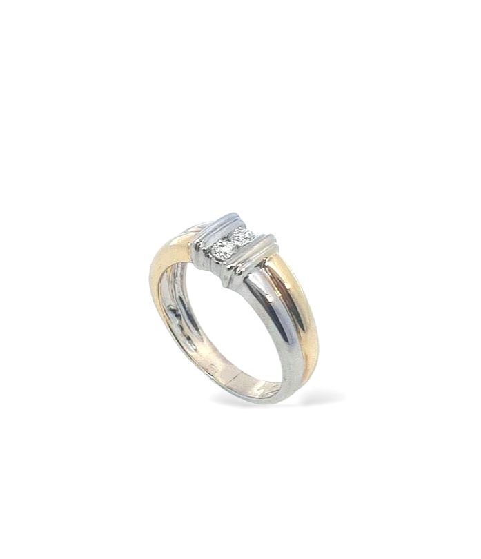 Deze ring van Louis Bros is vervaardigd uit 14 karaat bicolor (5.26 gr.) en is gezet met 2 briljant geslepen diamanten met een totaalgewicht van 0.20 ct. De ring heeft een breedte van 5 mm en dikte van 2.5 mm .Met deze ring om je vinger ben jij het stralende middelpunt bij elke gelegenheid. Deze ring bestaat uit exclusievere modellen sieraden met prachtige designs en van hoge kwaliteit . 
De ring is verkrijgbaar in meerdere afmetingen.