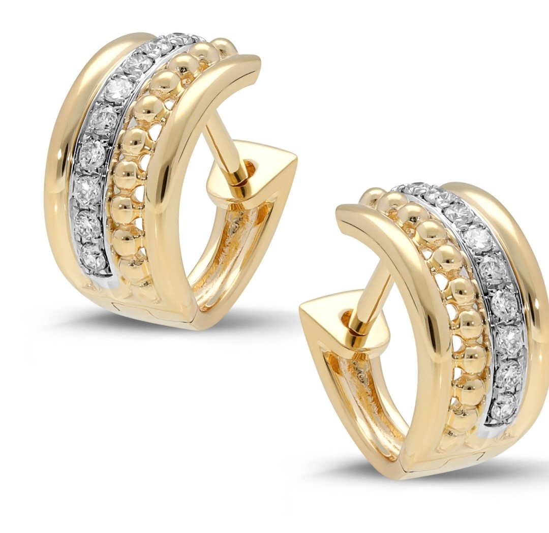 Deze oorringen van Louis Bros zijn vervaardigd uit 14 karaat geel- en witgoud (2.95 gr.) en zijn gezet met 18 briljant geslepen diamanten met een totaalgewicht van 0.15 ct. De Oorsieraden hebben een maximale breedte van 6.33 mm en een lengte 1.7 cm. Het sieraad schittert hierdoor optimaal van alle kanten