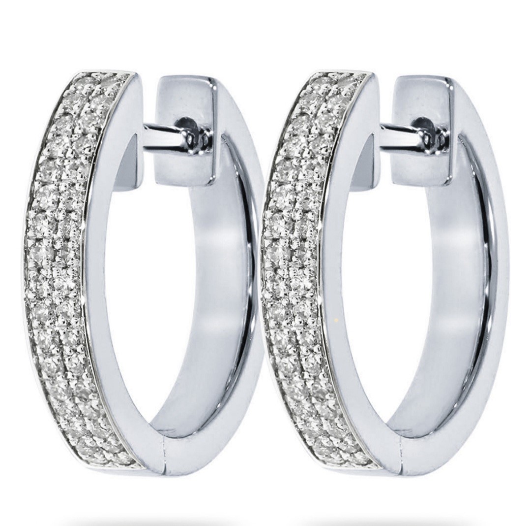 Deze oorringen van Louis Bros zijn vervaardigd uit 14 karaat witgoud (3.10 gr.) en zijn gezet met 52 briljant geslepen diamanten met een totaalgewicht van 0.20 ct. De Oorsieraden hebben een diameter breed van 2.59  mm, diameter lang van 1.3 cm .