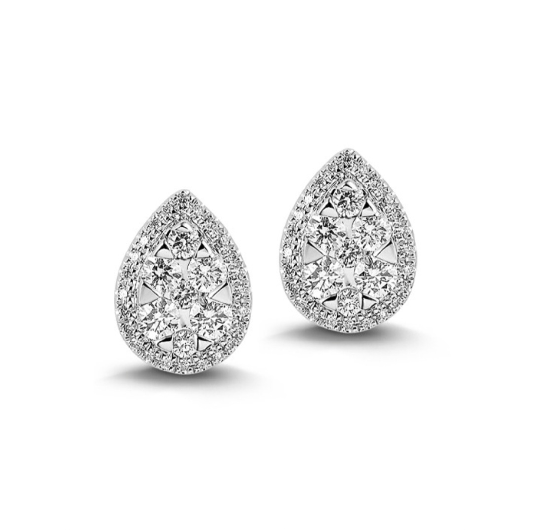 Deze oorstekers van Louis Bros zijn vervaardigd uit 14 karaat witgoud (1.9 gr.) en zijn gezet met 62 briljant geslepen diamanten met een totaalgewicht van 0.52 ct. De Oorsieraden hebben een lengte van 1 cm en een breedte van 7.5 mm .