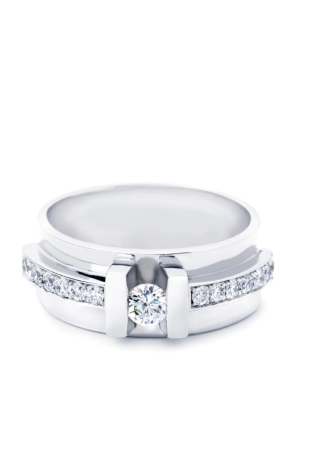 Deze ring is gemaakt van 14 karaats witgoud en heeft een briljant geslepen diamant 0.08crt R/SI en 14 pavé gezette briljanten met een totaal gewicht van 0.14crt R/SI. De Ring is maat 17 1/4.