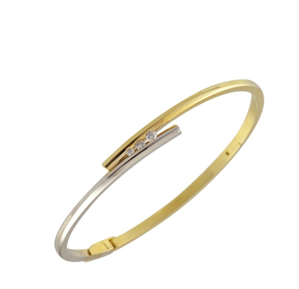 Deze mooie 14 karaat bicolor gouden armband van R&C is echt een plaatje aan de vrouwenpols. Door de ronde vormen in combinatie met drie diamantje in het midden zorgt ervoor dat deze armband tijdloos en draagbaar is voor dagelijks gebruik en voor speciale gelegenheden.