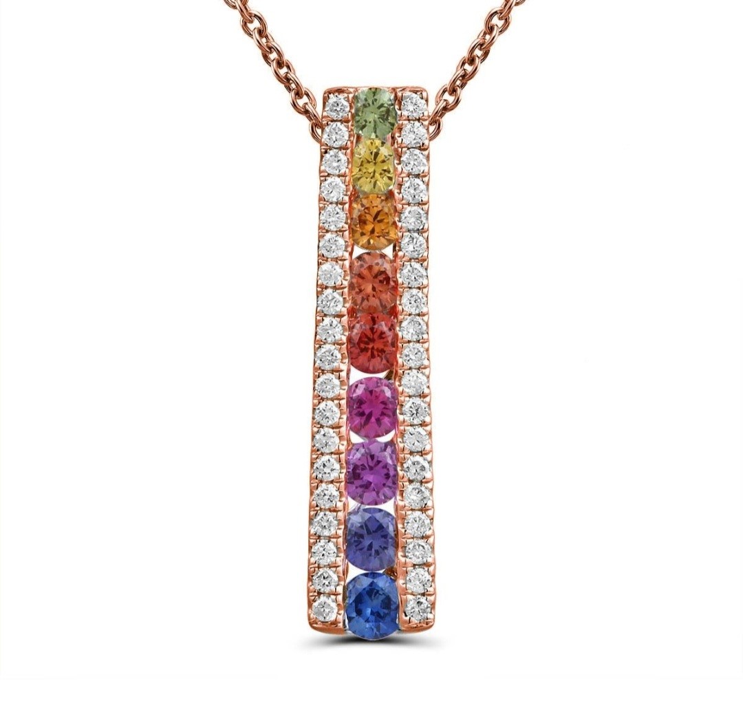 
Deze hanger is een prachtige toevoeging aan elke sieradencollectie. De roségouden hanger is gezet met briljant geslepen diamanten. In totaal is er 0,13 karaat diamant in dit sieraad verwerkt. De echte eyecatchers zijn natuurlijk de verschillende kleuren van het saffier. De kleuren van deze edelsteen zijn in regenboog volgorde gezet en in totaal zijn er 9 van deze saffier edelstenen in de hanger geplaatst. Een schitterend sieraad voor vrouwen die op zoek zijn naar een unieke, luxe hanger.





