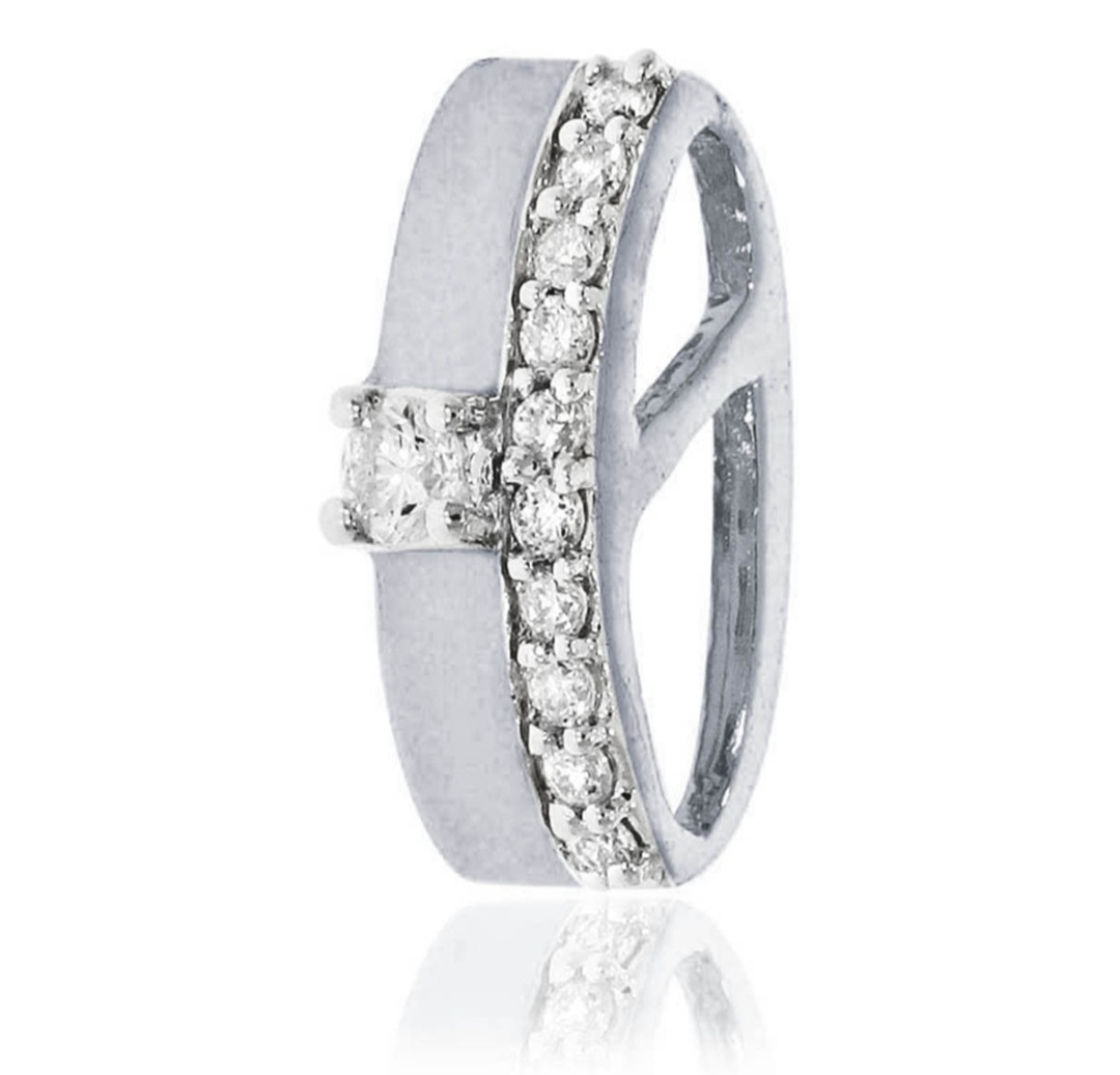 Deze hanger van Louis Bros is vervaardigd uit 14 karaat geelgoud (0.66 gr.) en is gezet met een en 11 briljant geslepen diamanten met een totaalgewicht van 0.08 ct. De hanger heeft een dikte van 4.65 mm., lengte van 10.56 mm. en een maximale breedte van 3.57 mm.