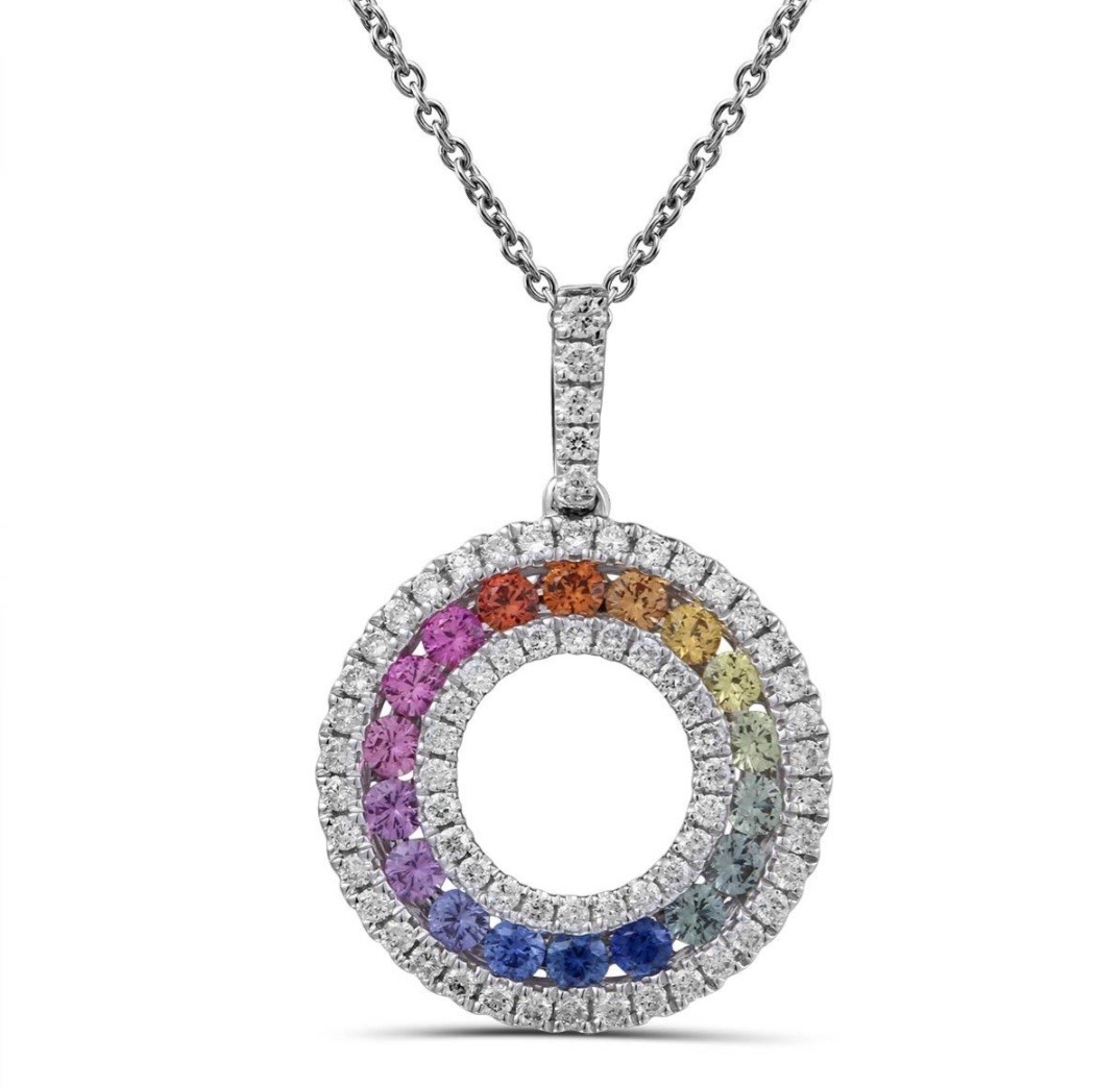 
Deze hanger is een prachtige toevoeging aan elke sieradencollectie. De witgouden hanger is gezet met briljant geslepen diamanten. In totaal is er 0,37 karaat diamant in dit sieraad verwerkt. De echte eyecatchers zijn natuurlijk de verschillende kleuren van het saffier. De kleuren van deze edelsteen zijn in regenboog volgorde gezet, en lopen dus vloeiend in elkaar over. In totaal zijn er 18 van deze saffier edelstenen in de hanger geplaatst. Een schitterend sieraad voor vrouwen die op zoek zijn naar een unieke, luxe hanger.






