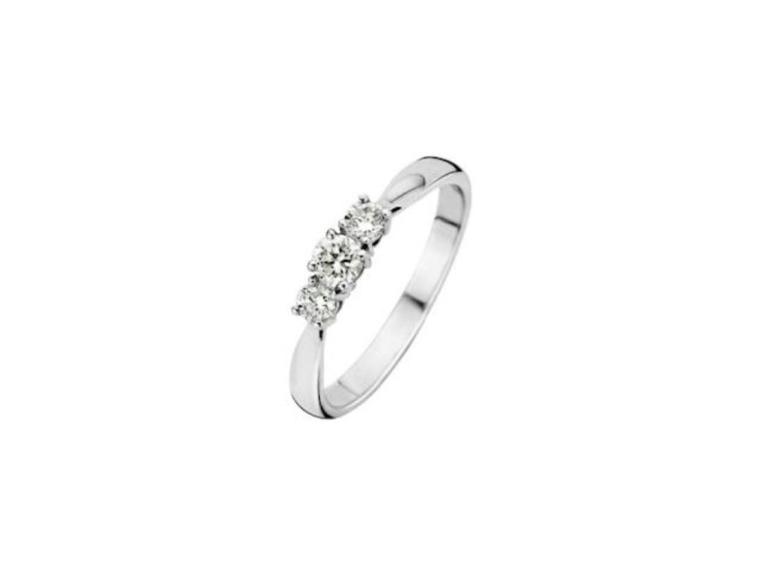 Deze ring van Louis Bros is vervaardigd uit 14 karaat witgoud (2.97 gr.) en is gezet met 3 briljant geslepen diamanten met een totaalgewicht van 0.23ct.

Verkrijgbaar vanaf 0.10crt .
Leverbare goudkleuren: 14/18kts geelgoud, 14/18kts witgoud, 14/18kts roségoud en alle bicolor combinaties.