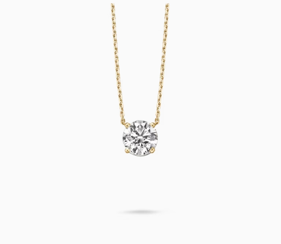 Dit collier van Louis Bros is vervaardigd uit 18 karaat geelgoud (2.35 gr.) en is gezet met 1 briljant geslepen diamanten met een totaalgewicht van 0.30 ct.

Verkrijgbaar vanaf 0,05crt .
Leverbare goudkleuren: 14/18kts geelgoud, 14/18kts witgoud, 14/18kts roségoud en alle bicolor combinaties.
