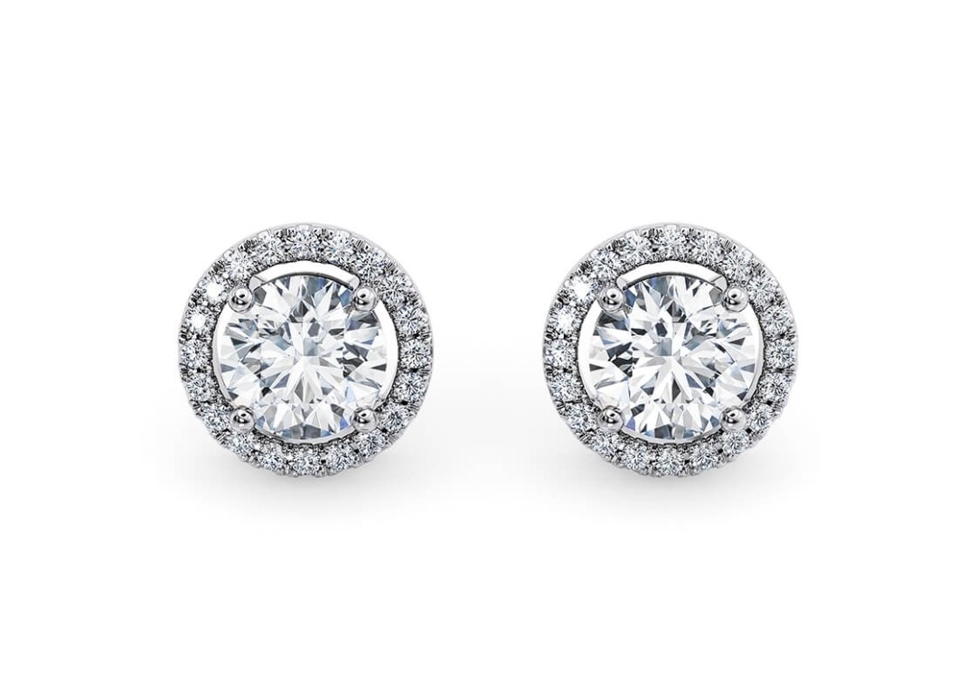 Deze oorsieraden van Louis bros zijn vervaardigd uit 14 karaat witgoud (2.29 gr.) en zijn gezet met 34 briljant geslepen diamanten met een totaalgewicht van 0.52 ct.
Verkrijgbaar vanaf 0,10crt .
Leverbare goudkleuren: 14/18kts geelgoud, 14/18kts witgoud, 14/18kts roségoud en alle bicolor combinaties.

