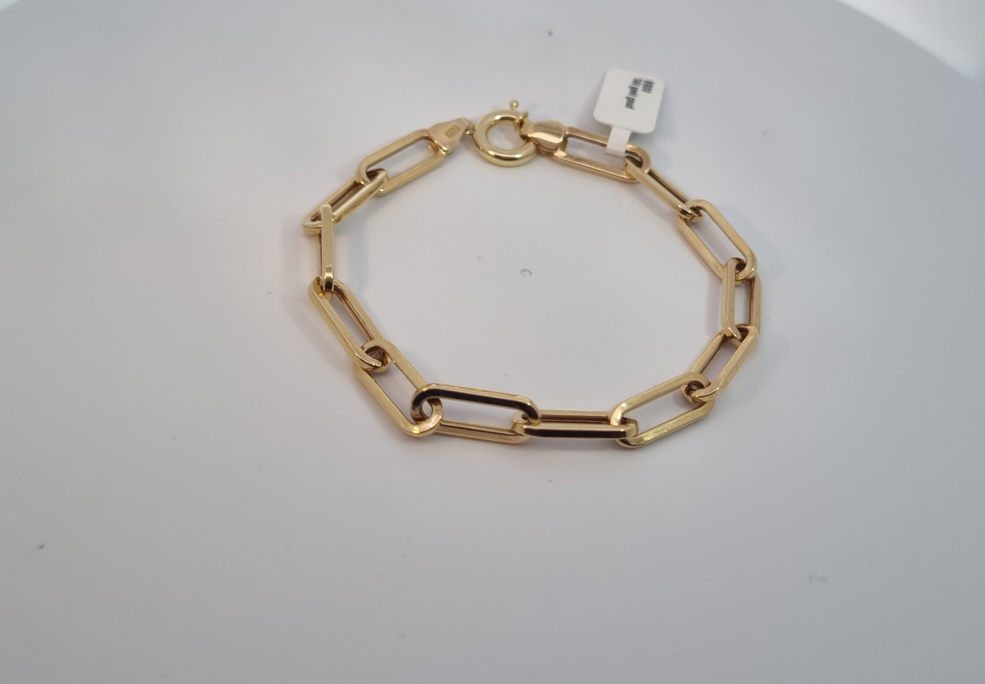Deze schakelarmband van Louis Bros is vervaardigd uit 14 karaat geelgoud (6.20 gr.). De armband heeft een dikte schakel van 6.38 mm. en een lengte van 19 cm. Closed Forever Voor altijd in je hart gesloten. Deze prachtige schakel kan symbool staan voor een aaneenschakeling van bijzondere momenten in je leven, die je graag wilt koesteren. De armband of het collier wordt op deze manier een dierbaar sieraad wat je elke dag wilt dragen. Deze armband is stijlvol, eenvoudig en gemakkelijk te combineren. De sieraden vormen enerzijds een prachtige basis voor een minimalistische look, of kunnen anderzijds uitgebreid worden met verschillende type sieraden voor een rijke en of een feestelijke uitstraling.
