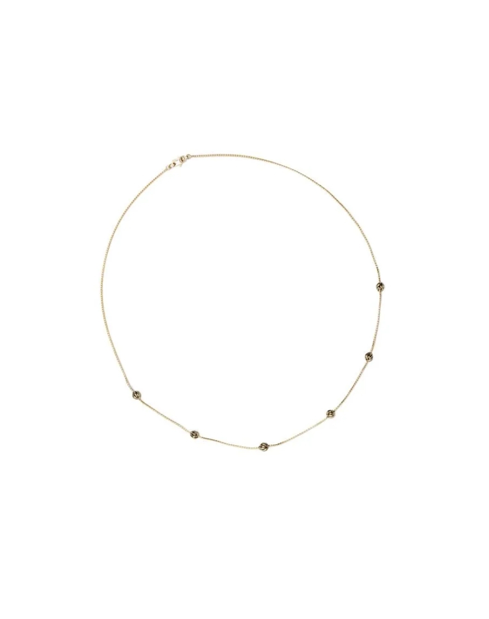 De Ketting Refined Katja Geelgoud is een meesterwerk van handgemaakte perfectie, vervaardigd door de beste goudsmeden. Deze ketting, onderdeel van de Katja collectie, straalt een krachtige subtiliteit uit met zijn 14kt geelgoud en 50cm lengte. Ontworpen voor iedereen die waarde hecht aan authenticiteit en kwaliteit, nodigt deze ketting je uit om jouw unieke stijl te omarmen en een diepere verbinding met jezelf te maken.