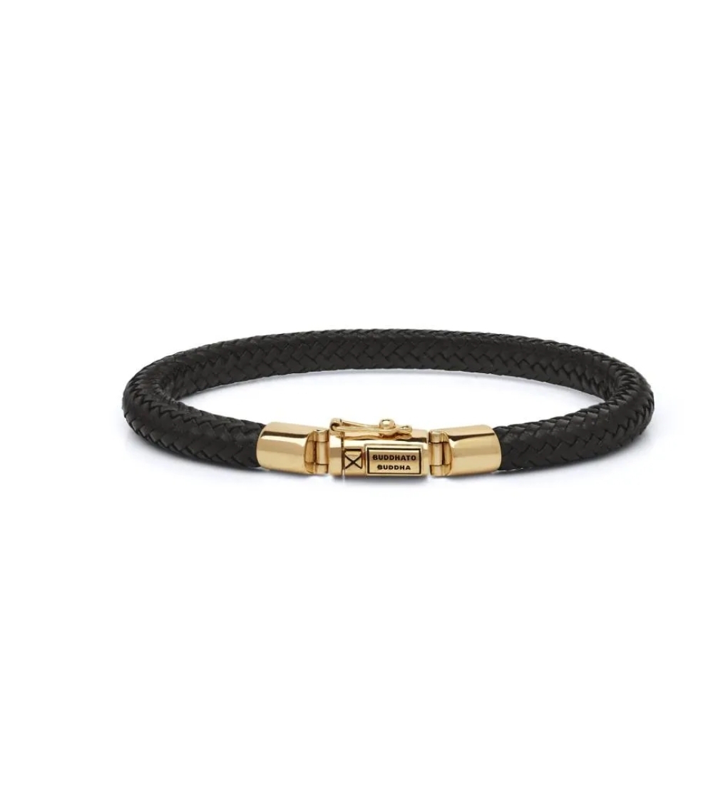 
De Armband Bennett Goud Leer is een krachtige uitvoering van de Bennett collectie, waarbij duurzaamheid en tijdloos design samenkomen. Vervaardigd uit gerecycled materiaal en met de hand gemaakt door de beste goudsmeden, straalt dit sieraad zowel verfijning als kracht uit. De combinatie van goud en leer maakt het een uniek stuk dat zich perfect laat combineren met andere Buddha to Buddha sieraden. Elk sieraad is unisex, waardoor het geschikt is voor iedereen