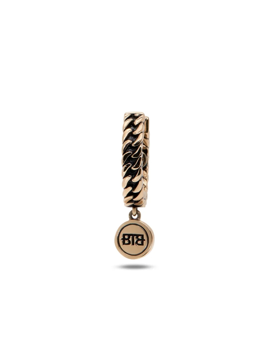 De Esther Ear Hoop Gold is een elegante oorbel die deel uitmaakt van onze Earparty collectie en is gebaseerd op de populaire Esther schakel. Hij is verkrijgbaar in zowel 925 zilver als 14-karaats goud. Dit gouden sieraad is gemaakt door de beste ontwerpers en goudsmeden, die schoonheid, kwaliteit en tijdloosheid in elk sieraad verwerken. De oorbel krijgt haar finishing touch van de logo-hanger. De mogelijkheden om de prachtige Earparty te combineren zijn eindeloos, waardoor de collectie een must-have is voor liefhebbers van oorbellen.