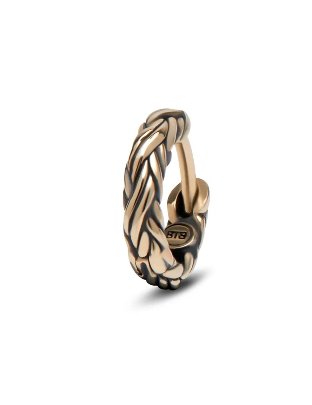 De Katja Oorbel Goud is gebaseerd op onze bekende Katja weeftechniek en is onderdeel van de Earparty collectie. De Katja familie bestaat uit sieraden met prachtig gedetailleerde handgevlochten elementen. Deze oorbel is verkrijgbaar in zowel 925 zilver als 14-karaats goud. De oorbellen zijn los te koop, maar staan natuurlijk ook leuk als een setje of in combinatie met andere oorbellen van de Earparty. De combinatiemogelijkheden zijn eindeloos!