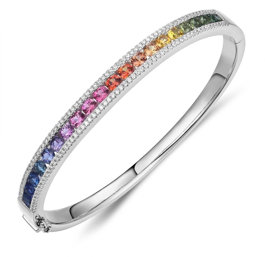 
Deze witgouden armband van Louis Bros is vervaardigd uit 18k witgoud en gezet met vrolijk gekleurde saffieren, in alle kleuren van de regenboog. Het sieraad heeft een tijdloze chaton zetting, waardoor de stenen optimaal kunnen stralen. De armband valt soepel om de pols. Een schitterende en tegelijk speelse armband voor vrouwen die op zoek zijn naar iets unieks!
(126-0.60 GSI diamant/20-3.69 Saffier)
