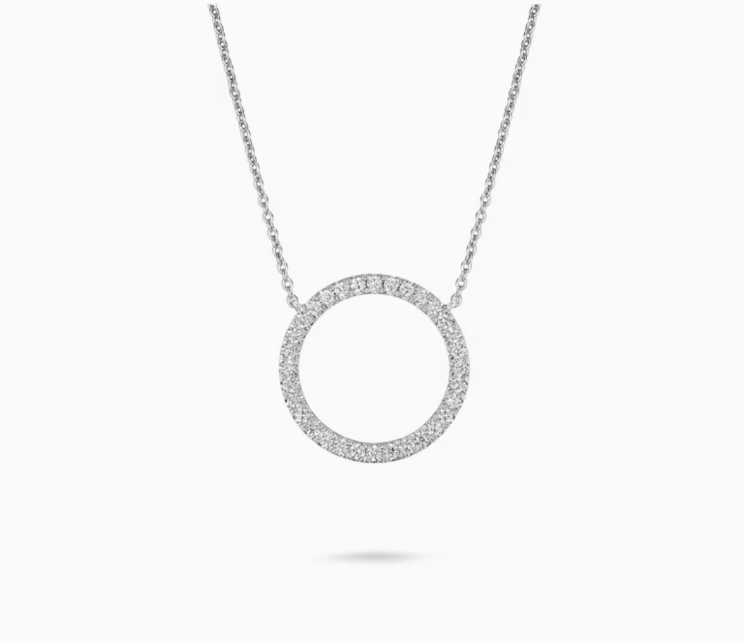 Dit collier van Louis Bros is vervaardigd uit 14 karaat witgoud (2.60 gr.) en is gezet met 25 briljant geslepen diamanten met een totaalgewicht van 0.09 ct.


Verkrijgbaar vanaf 0,05crt .
Leverbare goudkleuren: 14/18kts geelgoud, 14/18kts witgoud, 14/18kts roségoud en alle bicolor combinaties.
