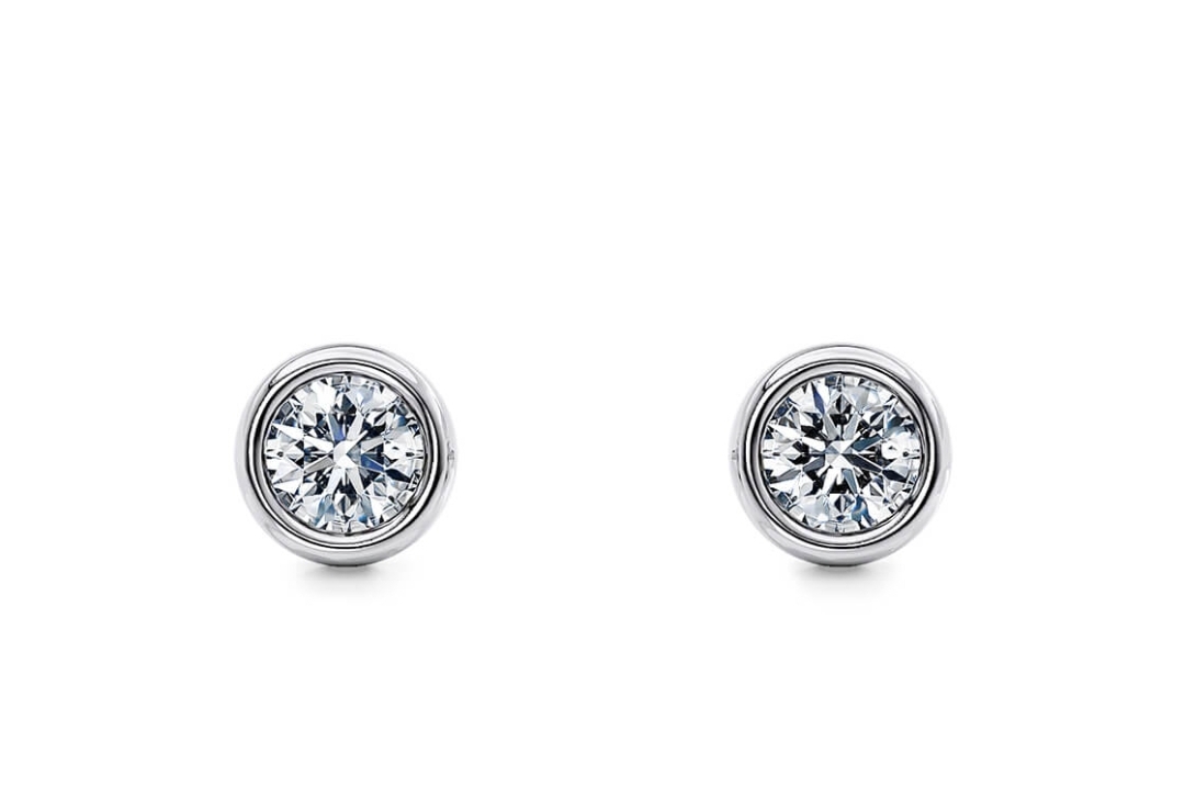 Deze oorstekers van Louis Bros zijn vervaardigd uit 14 karaat witgoud en zijn gezet met 2 briljant geslepen diamanten met een totaalgewicht van 0.15 ct. 

Verkrijgbaar vanaf 0,05crt .
Leverbare goudkleuren: 14/18kts geelgoud, 14/18kts witgoud, 14/18kts roségoud en alle bicolor combinaties.
